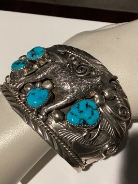 YAZZIE. HOWLINE.   Sterling Silver Cuff Bracelet HUGE 150:grams WOLF. OMG 💙💙💙